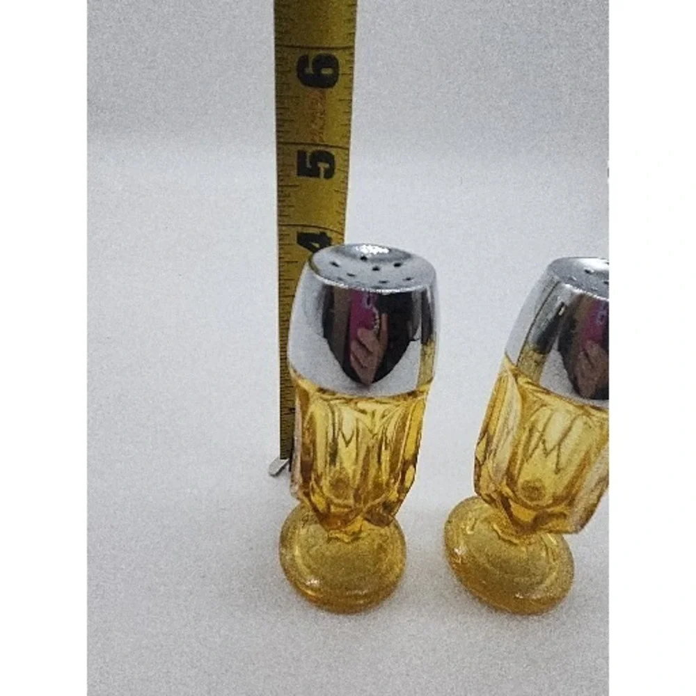 VINTAGE AMBER AND CHROME PEDESTAL SALT & PEPPER SHAKER‎  4.5